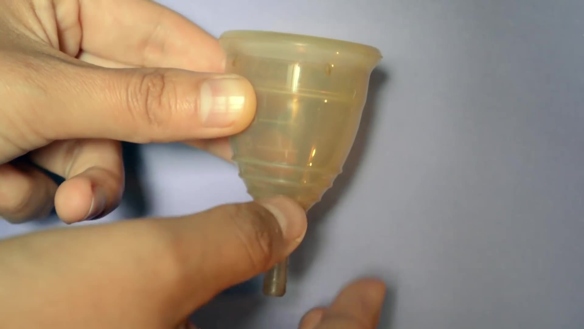 How To Insert A Menstrual Cup At In C Mo Colocar Una Copa Menstrual Ejemplo Expl Cito