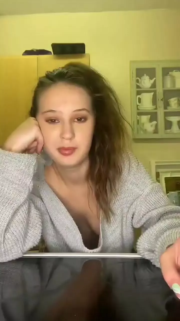 Downblouse with nip slip around 1:25 in “everyday periscope live