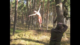6. Acrobatic nude photo shoot (0:14, “Владимир Архипов. Съемка обнаженной натуры.”)