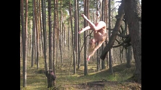 7. Acrobatic nude photo shoot (0:14, “Владимир Архипов. Съемка обнаженной натуры.”)