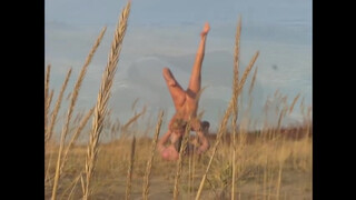 2. Acrobatic nude photo shoot (0:14, “Владимир Архипов. Съемка обнаженной натуры.”)