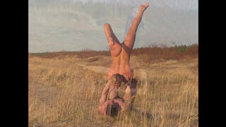 3. Acrobatic nude photo shoot (0:14, “Владимир Архипов. Съемка обнаженной натуры.”)