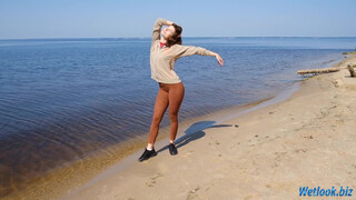 5. Wetlook girl in tight-fitting leggings get wet