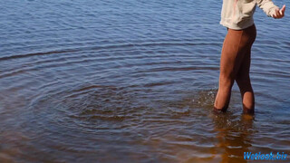 7. Wetlook girl in tight-fitting leggings get wet