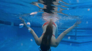 7. Lisa Tries Summer swimming