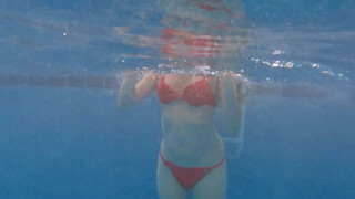 10. Lisa Tries Summer swimming