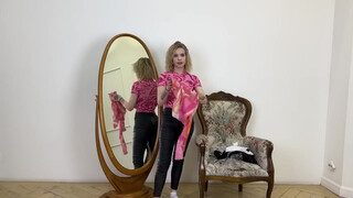 9. Transparent Shirts Make This Girl Look Incredible ????????????