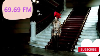 4. BOOBS JIGGLING FREELY