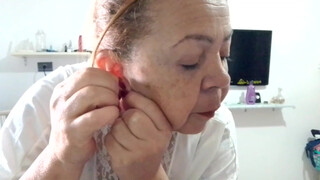 7. colocando brincos novos de bolinha