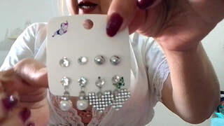 3. colocando brincos novos de bolinha