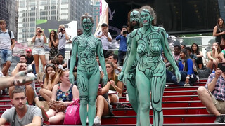 9. BODY PAINTING : Clap Your Hands