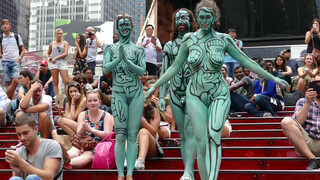 10. BODY PAINTING : Clap Your Hands