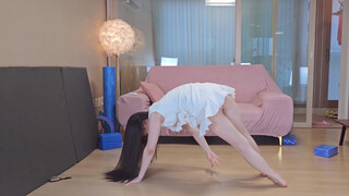 Sexy Asian Yoga Girl shows off with a flexible spready for her new subscribers (55 secs)