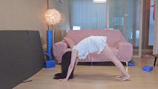 7. Sexy Asian Yoga Girl shows off with a flexible spready for her new subscribers (55 secs)