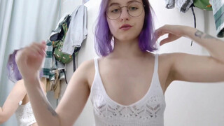 2:50 transparent BRA + at 1:47 does anyone know what’s that circular thing attached to her arm?