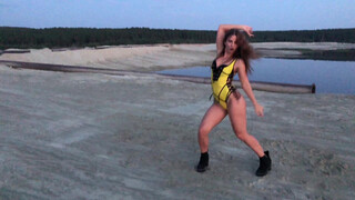 5. Ukraine sunset twerk