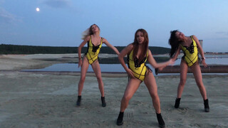 1. Ukraine sunset twerk