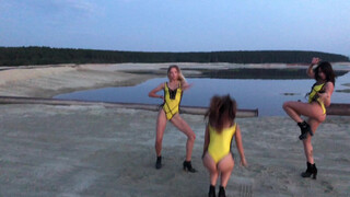 10. Ukraine sunset twerk