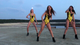 2. Ukraine sunset twerk