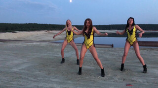 3. Ukraine sunset twerk
