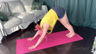 This tank top is way too loose to cover my tits when I do yoga ???? (0:13, 0:47, 2:13)