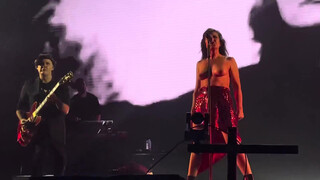 Spanish rock singer Eva Amaral performs topless (0:34)