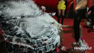 7. cute thai girl doing carwash ????