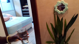 4. A terra fica molhadinha!(3:49 in the small mirror)
