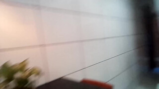 A terra fica molhadinha!(3:49 in the small mirror)