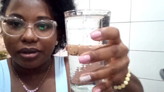 1. A terra fica molhadinha!(3:49 in the small mirror)