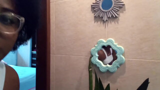 8. A terra fica molhadinha!(3:49 in the small mirror)