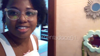 9. A terra fica molhadinha!(3:49 in the small mirror)