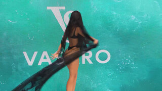 model with a big bouncing ass