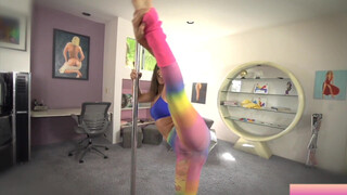 6. Aulas de yoga com a Abella Danger