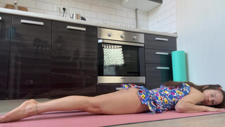 [TIMESTAMPED] :: YOGA + SKIRT – PANTIES = PUSSY FLASH
