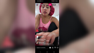 4. Nayafacil Mostrando las tetas en público ????