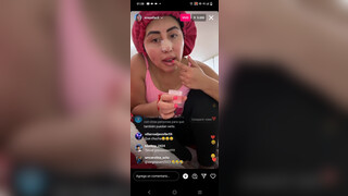 1. Nayafacil Mostrando las tetas en público ????