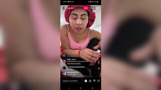 7. Nayafacil Mostrando las tetas en público ????