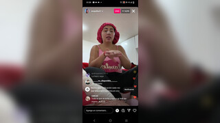 8. Nayafacil Mostrando las tetas en público ????