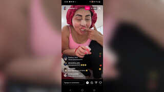 2. Nayafacil Mostrando las tetas en público ????