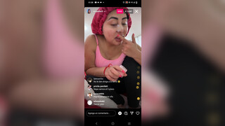 3. Nayafacil Mostrando las tetas en público ????