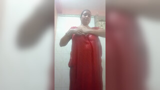 10. Indian mom bathing – wet pokies