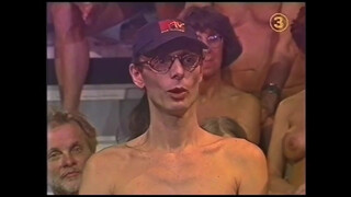 7. Interviewing nudists, manspreading at 30:57 in “Tv3: Diskutabelt – naturisme”