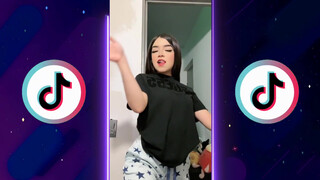 3. The first woman is so thicc, shows a lot