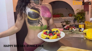 9. Ensalada de frutas endulzada con miel de abeja pura