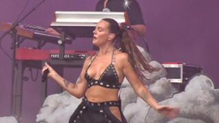 4. Tove Lo showed her breasts.(Live 2023 Paris). 2:42