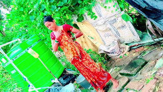 10. Puja blog bathing in saree with nip on blouse
