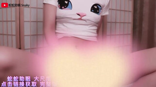 4. Snaky asmr (Chinese) masturbation rubbing her pussy with a microphone and moaning.