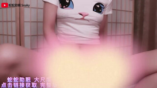 5. Snaky asmr (Chinese) masturbation rubbing her pussy with a microphone and moaning.