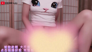 Snaky asmr (Chinese) masturbation rubbing her pussy with a microphone and moaning.